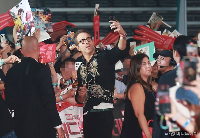 영화 '데드풀과 울버린'의 주연배우 라이언 레이놀즈가 4일 오후 서울 장충체육관에서 진행된 레드카펫 행사에서 팬들과 소통하고 있다. 히어로 생활에서 은퇴한 후, 평범한 중고차 딜러로 살아가던 ‘데드풀’이 예상치 못한 거대한 위기를 맞아 모든 면에서 상극인 ‘울버린’을 찾아가게 되며 펼쳐지는 도파민 폭발 액션 블록버스터 '데드풀과 울버린'은 오는 24일 개봉한다. /2024.07.04 /사진=이동훈