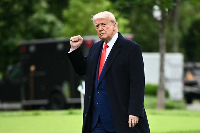 도널드 트럼프 미국 대통령이 22일(현지시간) 버지니아에서 열리는 만찬에 참석하기 위해 워싱턴 백악관서 전용 헬기를 타러 가고 있다. /AFPBBNews=뉴스1