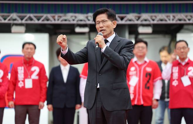 김문수 국민의힘 대선 후보가 24일 경북 구미시 박정희 전 대통령 생가 인근에서 열린 유세에서 지지호소를 하고 있다/사진=뉴시스