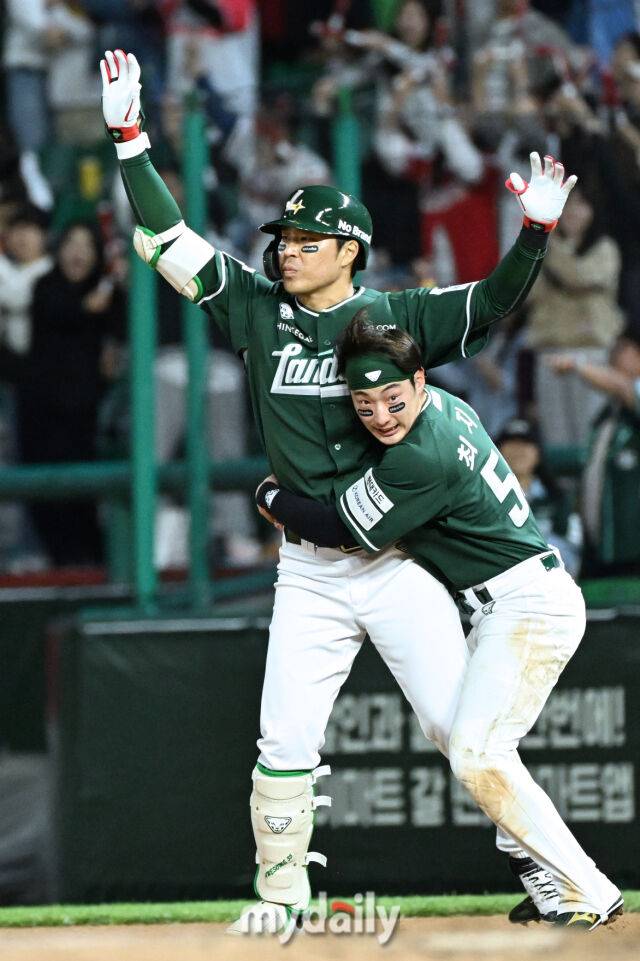 24일 인천 SSG랜더스필드에서 열린 '2025 신한 SOL BANK KBO리그' LG 트윈스와 SSG랜더스 경기.SSG 한유섬이 9회1사 1-2루에 1타점 끝내기 안타를 친 뒤 기뻐하고 있다.경기는 SSG가 5-4로 LG에 승리했다./인천=한혁승 기자