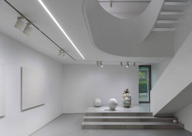 CONVERSATIONS II, Esther Schipper, Seoul, 2025. Courtesy of the artists and Esther Schipper, Berlin/Paris/Seoul Photo © Hyun Jun Lee *재판매 및 DB 금지