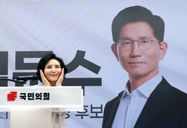 ▲국민의힘 김문수 대선후보 배우자 설난영 여사가 21일 서울 여의도 중앙당사에서 열린 정정당당여성본부 필승결의대회에서 인사말을 하기에 앞서 포즈를 취하고 있다. ⓒ연합뉴스