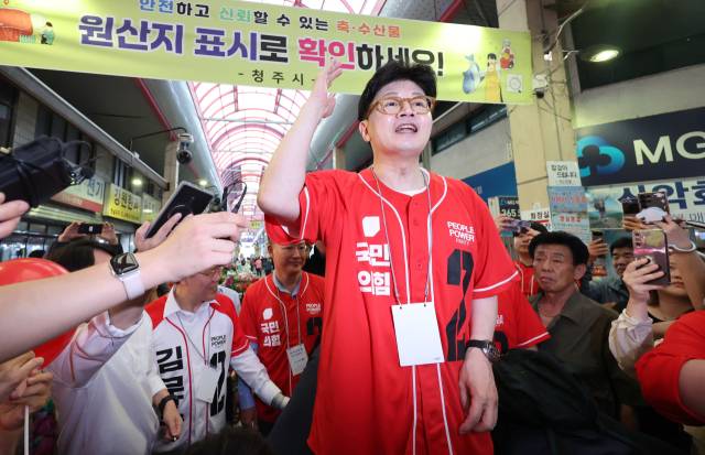 ▲한동훈 전 국민의힘 대표가 22일 청주 육거리시장을 찾아 김문수 대선 후보의 지원 유세를 하고 있다. ⓒ연합뉴스