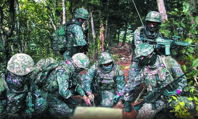 육군 부사관 후보생들이 소대 전술훈련을 통해 실전 같은 전투 체험을 하고 있다. 사진 제공=육군부사관학교