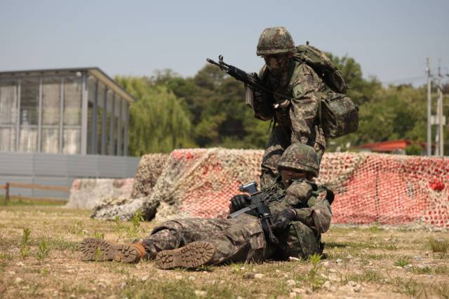 전투부상자처치(TCCC) 전문교관 과정에 참여한 부사관들이 훈련 중 총상을 입은 전우를 안전지대로 옮기고 있다. 사진 제공=육군부사관학교