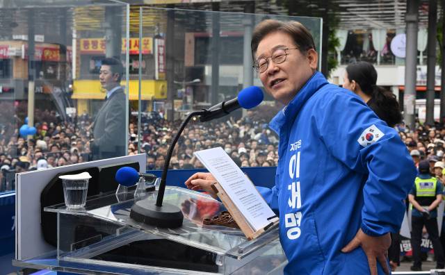 이재명 더불어민주당 대선 후보가 24일 경기 부천시 부천역 광장에서 지지를 호소하고 있다. 부천=오승현 기자
