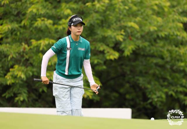 그린을 파악하고 있는 최예림. 사진 제공=KLPGA