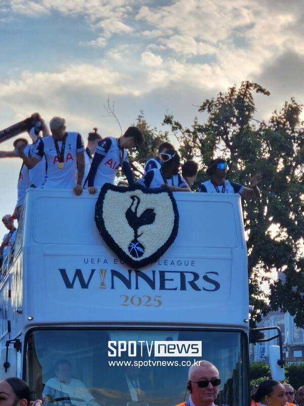 ▲ 토트넘 홋스퍼 선수들은 버스 위에서 샴페인을 터뜨리며 유로파리그 우승을 즐겼다.