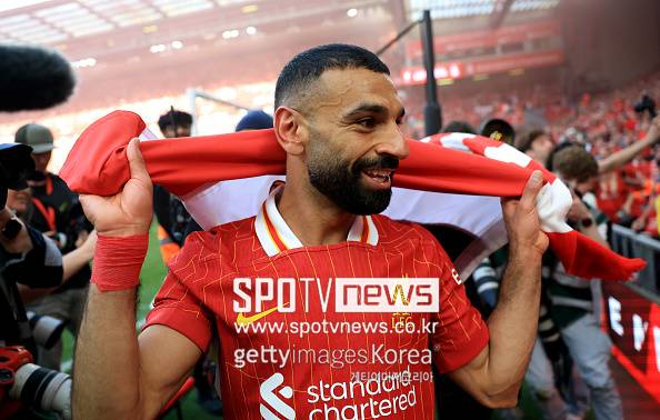 프리미어리그 사무국은 "살라가 2024-25시즌 프리미어리그 올해의 선수상을 수상했다. 2017/18 시즌 이후 통산 두 번째 수상으로, 프리미어리그 역사상 단 다섯 명만이 달성한 기록”이라고 발표했다. 살라는 이번 수상으로 티에리 앙리, 크리스티아누 호날두, 네마냐 비디치, 케빈 더 브라위너와 어깨를 나란히했다. 1992년 프리미어리그 출범 이후 최다 타이 기록이다. 만약 다음 시즌에도 같은 활약을 이어간다면, 프리미어리그 역사상 최초로 프리미어리그 올해의 선수상을 3번 수상한 선수가 될 수 있다.