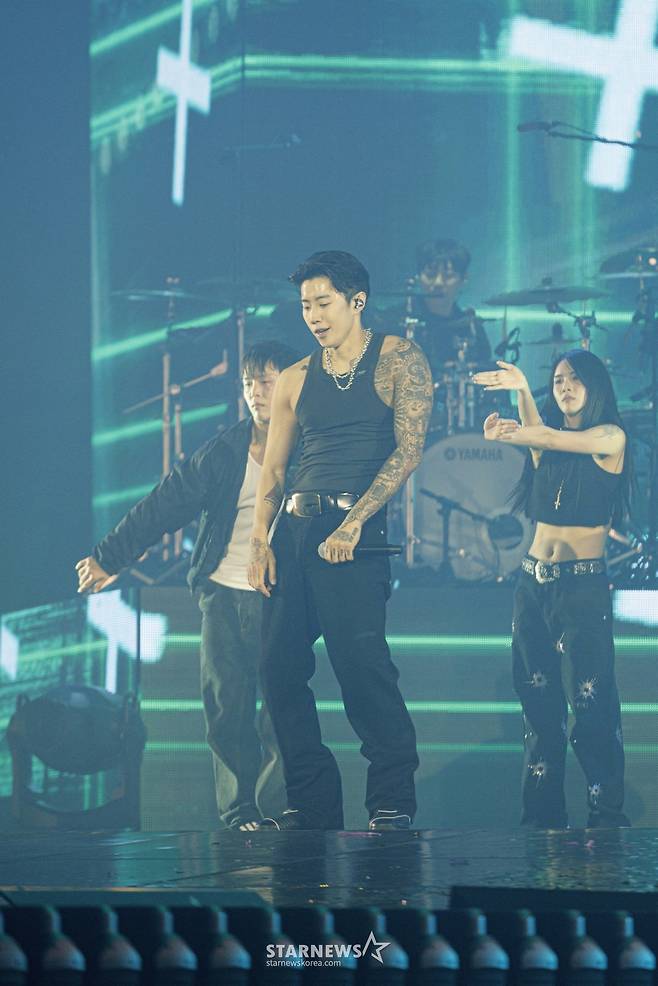 가수 박재범이 24일 서울 송파구 올림픽핸드볼경기장에서 진행된 단독 콘서트 '세레나데즈 앤 바디롤즈'(Serenades & Body Rolls)에서 멋진 무대를 펼치고 있다. /사진제공=모어비전 2025.05.24 /사진=이동훈 photoguy@