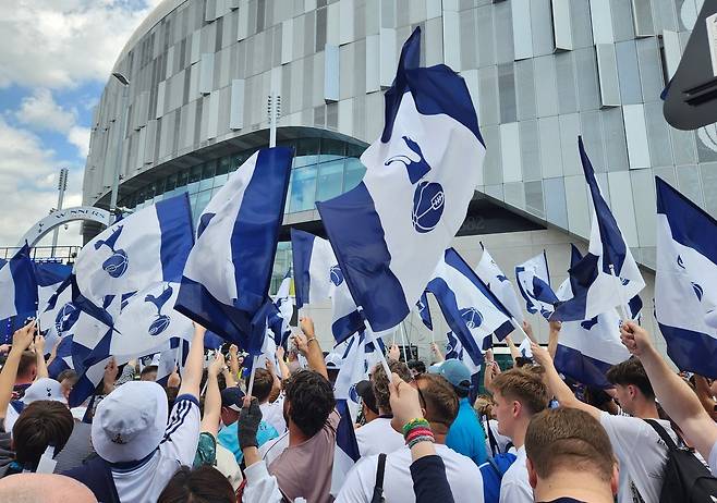 환호하는 팬들 (런던=연합뉴스) 김지연 특파원 = 23일(현지시간) 영국 런던 토트넘 홋스퍼 스타디움 앞에서 열린 토트넘의 유럽축구연맹(UEFA) 유로파리그 우승 기념 퍼레이드에서 팬들이 환호하고 있다. 2025.5.24 cherora@yna.co.kr (끝)