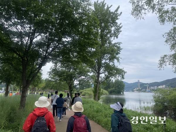 24일 개막한 ‘자라섬꽃 페스타’를 찾은 시민들이 북한강변에 조성된 산책로를 거닐고 있다. 2025.5.24 가평/김민수기자 kms@kyeongin.com