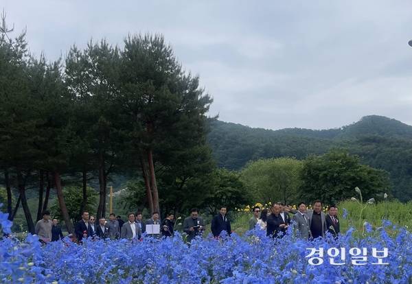 24일 개막한 ‘자라섬꽃 페스타’를 찾은 서태원 군수, 김경수 군의회 의원 등이 개막식 후 델디늄 등의 꽃정원을 관람하고 있다. 2025.5.24 가평/김민수기자 kms@kyeongin.com