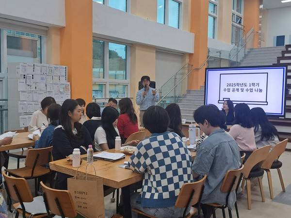 가평교육지원청에서 실시한 '어디나 수업 ON' 수업나눔에서 교사들이 전근대 가평의 역사에 대한 수업을 모둠별로 진행하고 수업에 대한 피드백 및 각 교과마다 적용할 방안을 탐구하고 있다.