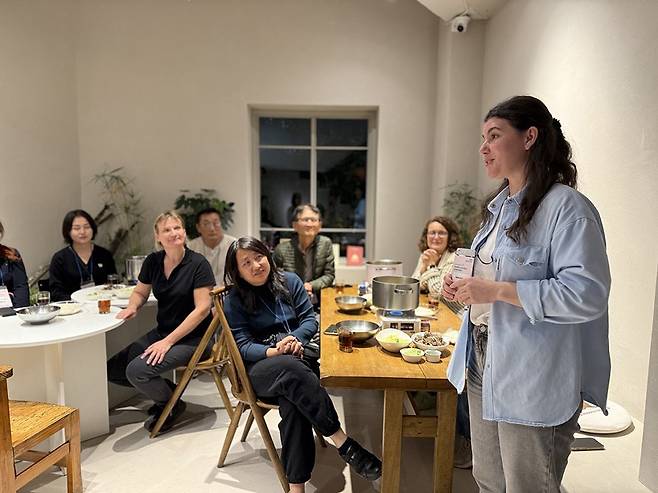 외국인 여행객들이 순천의 원도심 숙소에서 한국의 일상을 즐기고있다. <순천시 제공>