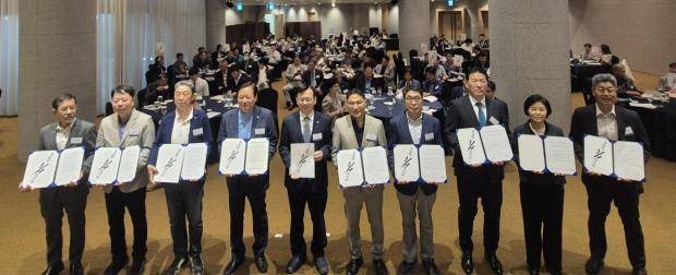 광주경영자총협회와 광주시가 지난 23일 홀리데이인 광주호텔 3층 컨벤션홀에서 제21대 대선 투표권 보장 캠페인 협약을 체결한뒤 기념 촬영을 하고 있다. <광주경총 제공>