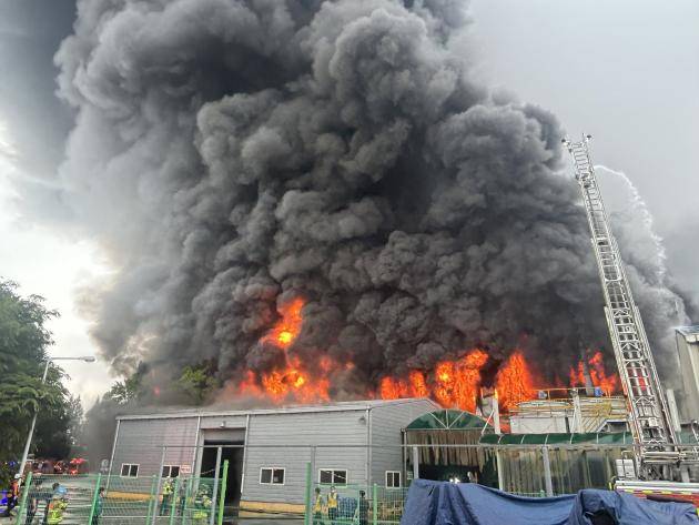 지난 17일 금호타이어 광주공장에서 발생한 화재로 검은 연기가 치솟고 있다. <광주일보 DB>