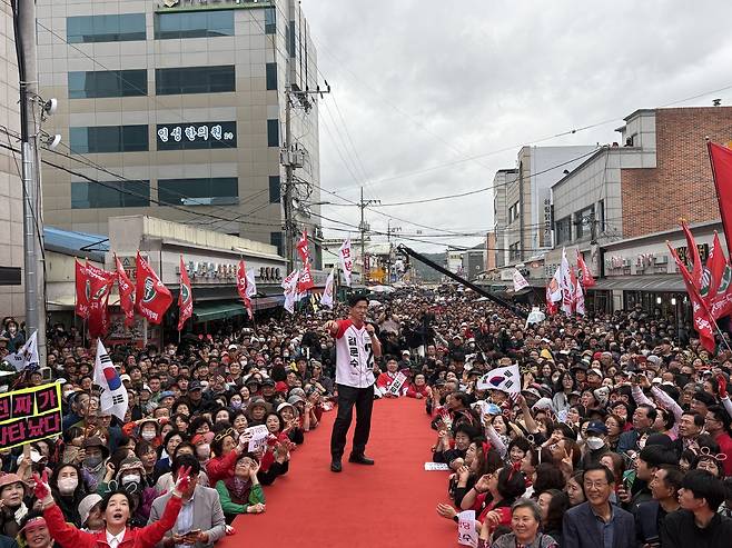김문수 후보가 상주 풍물거리에서 집중 유세를 펼치고 있다. /임이자 의원실 제공