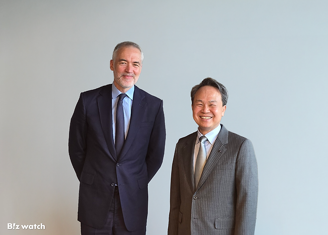 지난 20일 런던에서 (사진 오른쪽)진옥동 신한금융그룹 회장과 앤써니 굿맨 골드만삭스 인터내셔널 공동대표가 기념촬영을 하고 있다/사진=신한금융