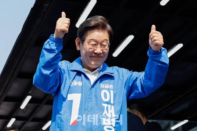 이재명 더불어민주당 대통령 후보가 캐스팅보트인 충청권 공략에 나선 25일 오후 충남 당진전통시장을 찾아 유세를 마친 뒤 인사하고 있다.(사진=뉴스1)