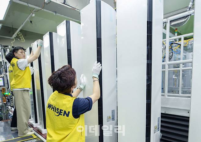 LG전자 직원들이 경남 창원의 LG전자 에어컨 생산라인에서 스탠드 에어컨을 생산하고 있다. (사진=LG전자)