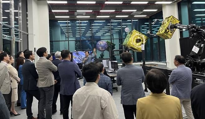 지난 22일 워커린스페이스 세종연구소 개소식에 참석한 한국항공우주연구원, 한국천문연구원, KAIST, 군 관계자 등이 실험실을 둘러보고 있다.(사진=워커린스페이스)