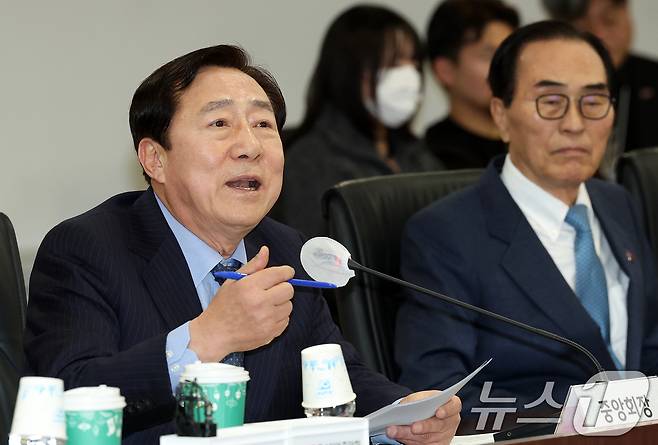 김기문 중소기업중앙회장이 17일 오후 서울 영등포구 중소기업중앙회에서 열린 고용노동부-중소기업인 간담회에서 모두발언을 하고 있다. 2025.2.17/뉴스1 ⓒ News1 오대일 기자