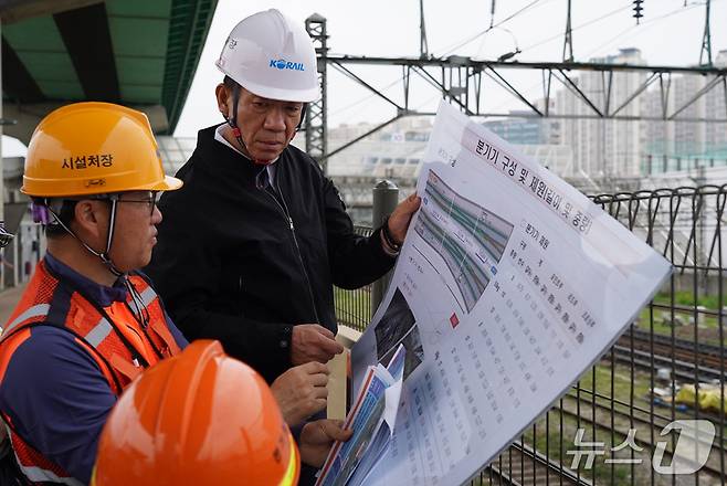 서울 금천구청역 공사 현장 점검하는 한문희 코레일 사장.(재판매 및 DB금지)
