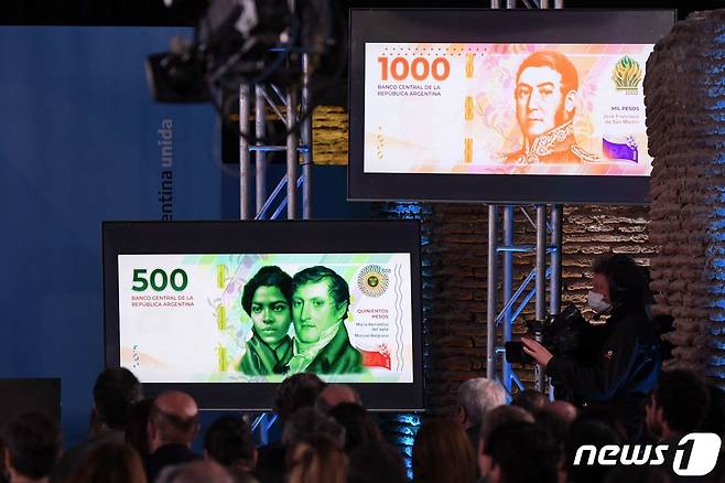 아르헨티나 페소화 신형 디자인이 공개되고 있다. 2022. 5. 23. ⓒ AFP=뉴스1 ⓒ News1 최서윤 기자
