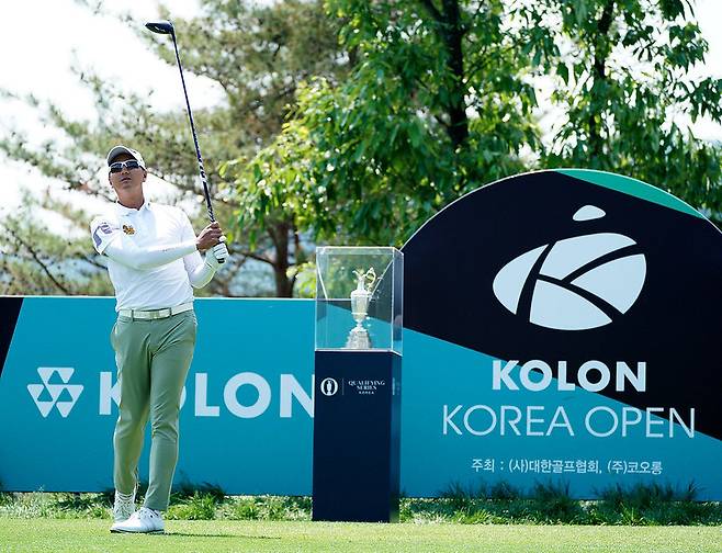 코오롱 제67회 한국오픈 골프선수권대회 정상에 오른 사돔 깨우깐짜나. (코오롱한국오픈조직위원회 제공)