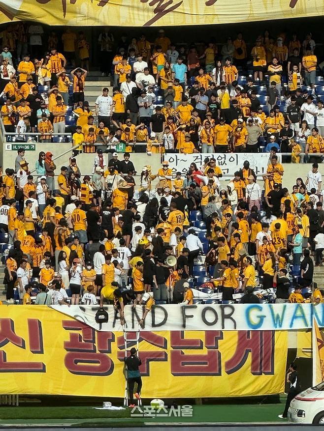 광주FC와 강원FC 의무진이 25일 광주월드컵경기장에서 열린 K리그1 경기 도중 환자가 발생한 관중석으로 향하고 있다. 광주 | 정다워 기자