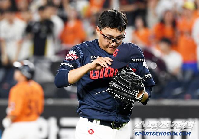 승리 투수 요건을 앞둔 5회 역전을 허용한 롯데 박세웅이 아쉬워하고 있다.