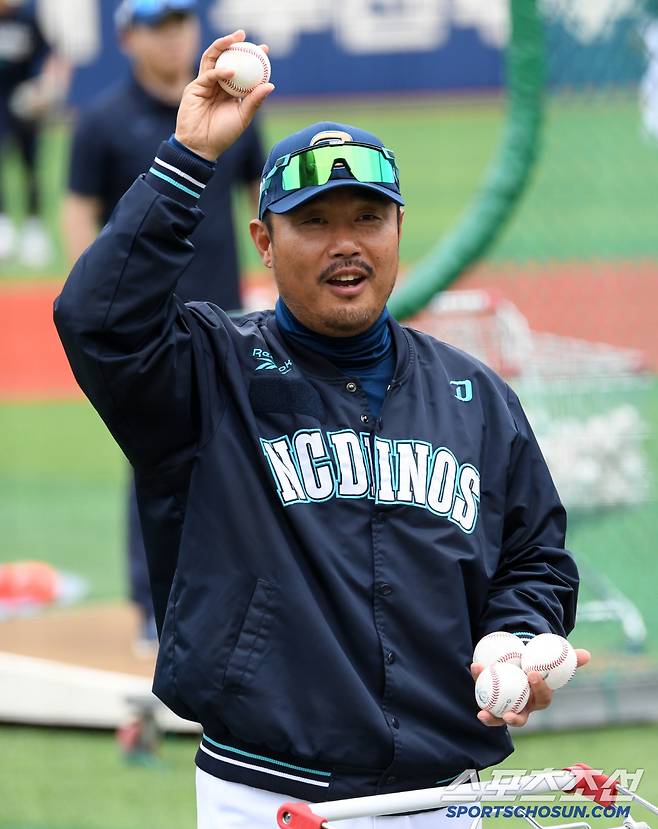 21일 울산 문수야구장에서 열린 NC 다이노스와 한화 이글스의 경기. NC 이호준 감독이 김휘집과 함께 타격 훈련을 하고 있다. 울산=박재만 기자pjm@sportschosun.com/2025.05.21/
