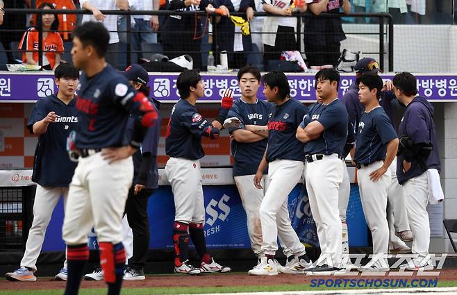 25일 대전 한화생명볼파크에서 열린 한화 이글스와 롯데 자이언츠의 경기. 연장 10회 문현빈의 밀어내기 볼넷으로 패한 롯데 선수들이 아쉬워하고 있다. 대전=박재만 기자 pjm@sportschosun.com/2025.05.25/