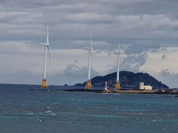 제주 비양도 앞바다에 설치된 풍력발전기. 박창원 기자