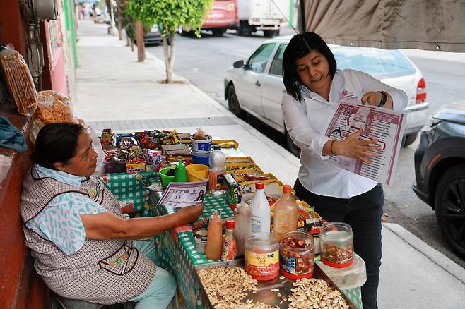 내달 1일 멕시코에서 사상 최초로 판사 직선제가 열리는 가운데 지난 7일 한 법관 후보자가 선거운동을 벌이고 있다. /로이터 연합뉴스