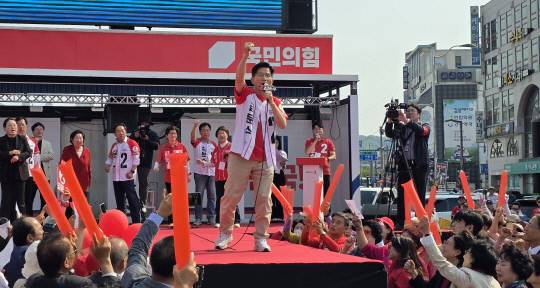 김문수 국민의힘 대선후보는 25일 홍성군을 찾은 자리에서 '충남혁신도시 수도권 공공기관 이전' 등을 약속하며 지지를 호소했다. 김동근 기자