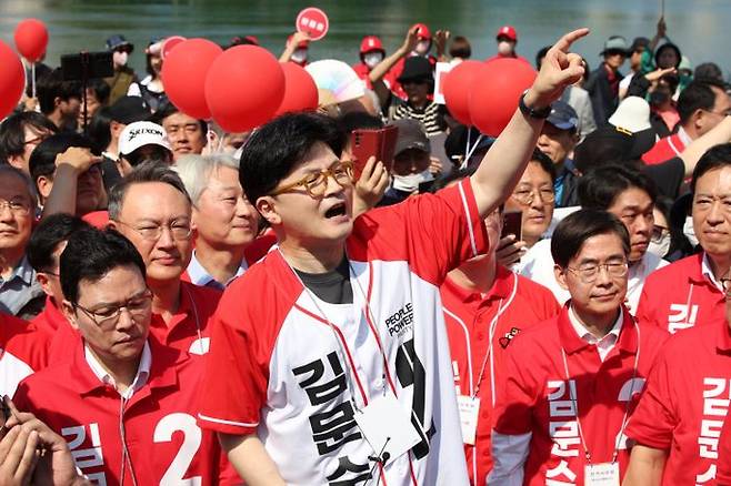 한동훈 국민의힘 전 대표가 25일 서울 송파구 석촌호수에서 김문수 국민의힘 대선 후보 지지를 호소하고 있다. ⓒ뉴시스