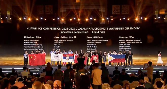 24일(현지 시간) 중국 선전 샹그릴라 호텔에서 열린 화웨이 제9회 정보통신기술(ICT) 경진대회 결선에서 혁신 부문 대상 수상자들이 단상에 올라 기념촬영을 하고 있다. 왼쪽부터 중국, 세르비아, 모로코, 필리핀 팀. 화웨이 제공