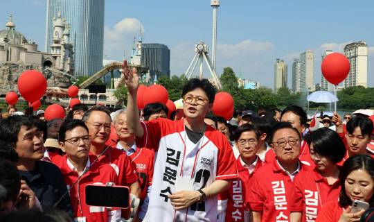 한동훈(가운데) 국민의힘 전 대표가 25일 서울 송파구 석촌호수에서 김문수 당 대선후보를 지원하는 유세를 진행하고 있다. 친한동훈계 좌장격인 6선 조경태 의원과 재선 배현진 의원, 고동진·박정훈·안상훈·우재준 의원과 김종혁 전 최고위원, 김근식 서울 송파병 당협위원장 등이 함께 자리했다. 대선 경선 2위 주자로서 지난 20일부터 독자 유세에 나선 한 전 대표는 이날 당으로부터 '김문수' 후보명이 쓰인 선거운동복을 입고 육성으로 연설했다. 현장엔 수천명의 지지자와 시민들이 모여들었다.<고동진 국회의원 페이스북 사진>