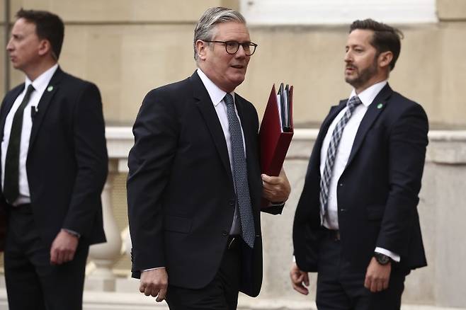 영국의 키어 스타머 총리(가운데)가 지난 19일 런던 랭커스터 하우스에서 열리는 영국-EU 정상회의에 참석하기 위해 회의장으로 들어가고 있다. AP 뉴시스