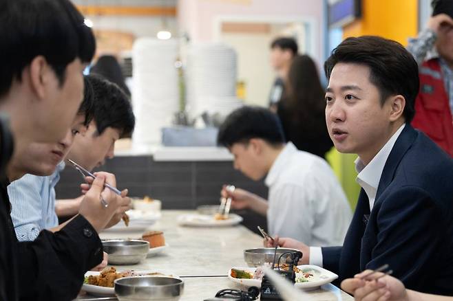 이준석 개혁신당 대통령 후보가 지난 24일 서울 동작구 노량진의 한 한식 뷔페에서 식사를 하며 공시생들과 대화하고 있다. 뉴스1