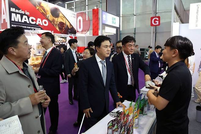 김태흠 충남지사(오른쪽 3번째)가 지난해 10월 말 중국 광둥성 광저우 캔톤페어 컨벤션센터에서 열린 제136회 중국 수출입상품교역회를 찾아 행사에 참가중인 충남지역 기업인들을 격려하고 있다. 충남도 제공