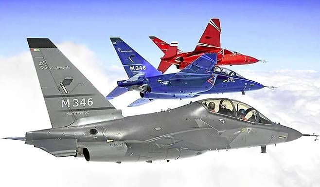 M-346 Master는 이탈리아 알레니아 아에르마키 (Alenia Aermacchi)사가 제작한 천음속(遷音速) 고등훈련기이다. 훈련기이므로 좌석이 둘(훈련생과 교관)인 복좌형. 애프터 버너 없는 저 바이패스 터보팬 엔진을 2개 단 쌍발엔진을 장착했다. 원형은 Yak-130 고등훈련기이다. 러시아 야코블레프 설계국에서 MiG-29 조종사 훈련용으로 개발하여 1996년 초도비행에 성공했다. 이탈리아 공군 홈페이지 캡처