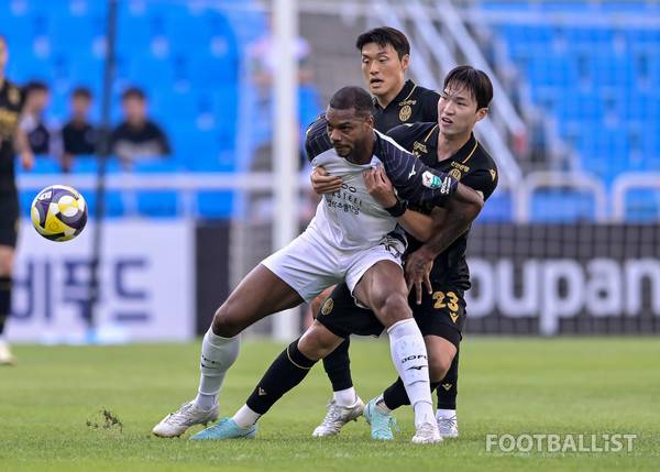 호난(왼쪽, 전남드래곤즈), 박경섭(인천유나이티드). 서형권 기자