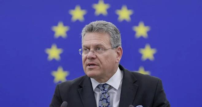 마로시 세프코비치 유럽연합 무역집행위원이 22일 유럽연합에 대한 도널드 트럼프 미국 대통령의 50% 관세 위협에 대해 “우리 이익을 지킬 준비가 됐다”고 말하고 있다. EPA 연합뉴스