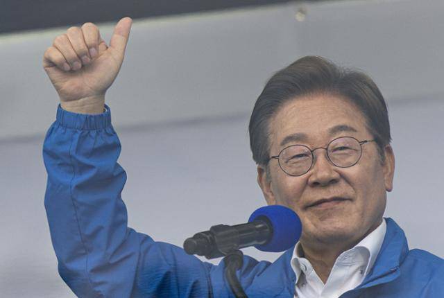 이재명 더불어민주당 대선 후보가 24일 경기 안산시 단원구 안산문화광장에서 시민들에게 지지를 호소하고 있다. 뉴스1