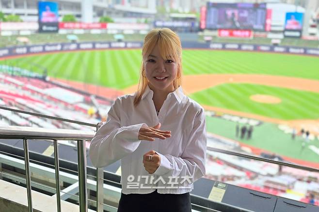 24일 수원 KT위즈파크에서 열린 제16회 선동열배 OK 전국농아인야구대회에서 만난 사오리. 이번엔 한국수어인 '사랑해'를 뜻하는 수어로 인터뷰에 임하고 있다. 수원=윤승재 기자