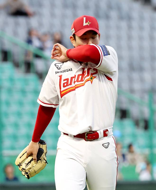 2025 KB0리그 프로야구 SSG랜더스와 NC다이노스의 경기가 14일 오후 인천SSG랜더스필드에서 열렸다. 3회초 2사 1,2루 선발 송영진이 강판되고 있다. 인천=김민규 기자 mgkim1@edaily.co.kr /2025.05.14/