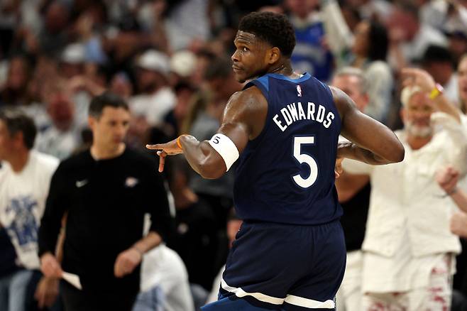 <yonhap photo-3556=""> MINNEAPOLIS, MINNESOTA - MAY 24: Anthony Edwards #5 of the Minnesota Timberwolves reacts against the Oklahoma City Thunder during the first quarter in Game Three of the Western Conference Finals of the 2025 NBA Playoffs at Target Center on May 24, 2025 in Minneapolis, Minnesota. NOTE TO USER: User expressly acknowledges and agrees that, by downloading and or using this photograph, User is consenting to the terms and conditions of the Getty Images License Agreement. David Berding/Getty Images/AFP (Photo by David Berding / GETTY IMAGES NORTH AMERICA / Getty Images via AFP)/2025-05-25 09:59:19/ <저작권자 ⓒ 1980-2025 ㈜연합뉴스. 무단 전재 재배포 금지, AI 학습 및 활용 금지></yonhap>
